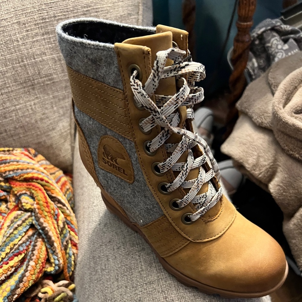Brand new pair of Sorel Lexie wedges.